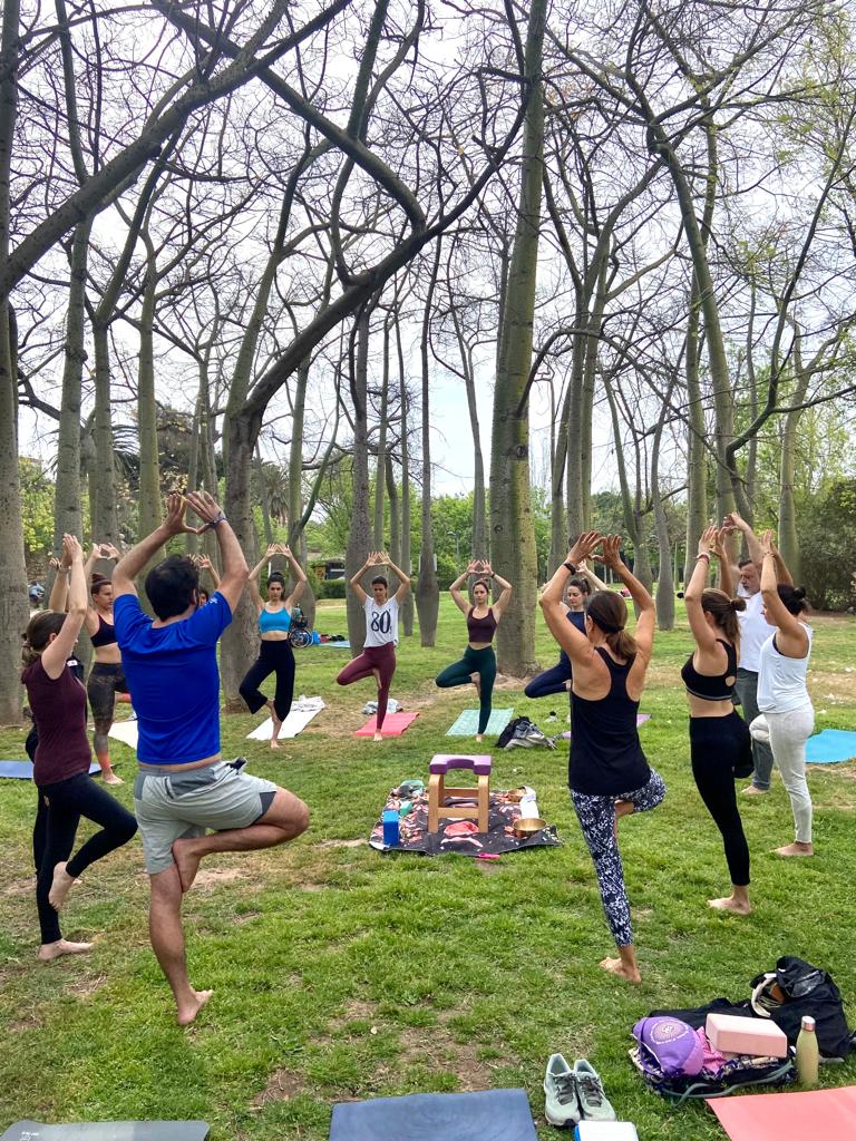 YOGA AL AIRE LIBRE EN GRUPO EN VALENCIA