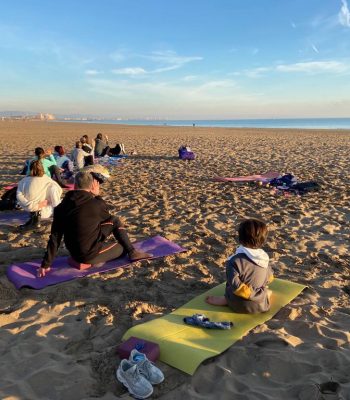Yoga en la playa valencia